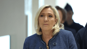 فتاة مسلمة تقود مارين لوبان إلى المحكمة.. ما القصة؟