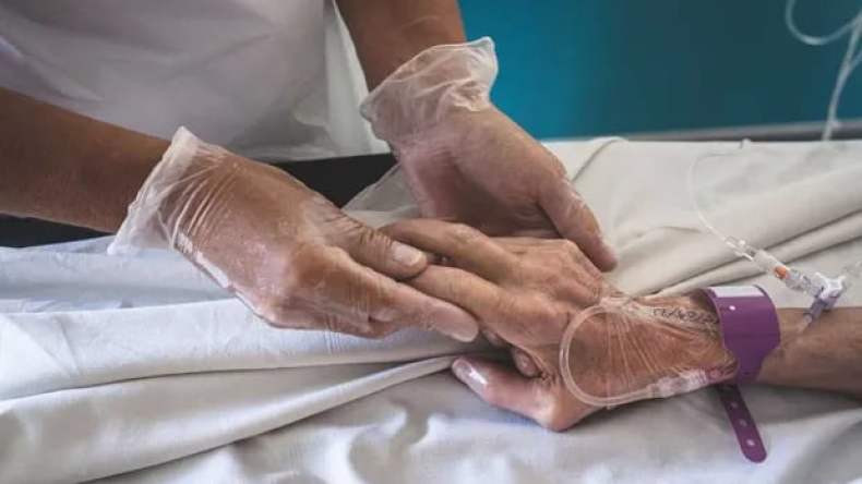 عائلة جزائرية تنقذ مريضها من “الموت الرحيم” في فرنسا.. ما القصة؟