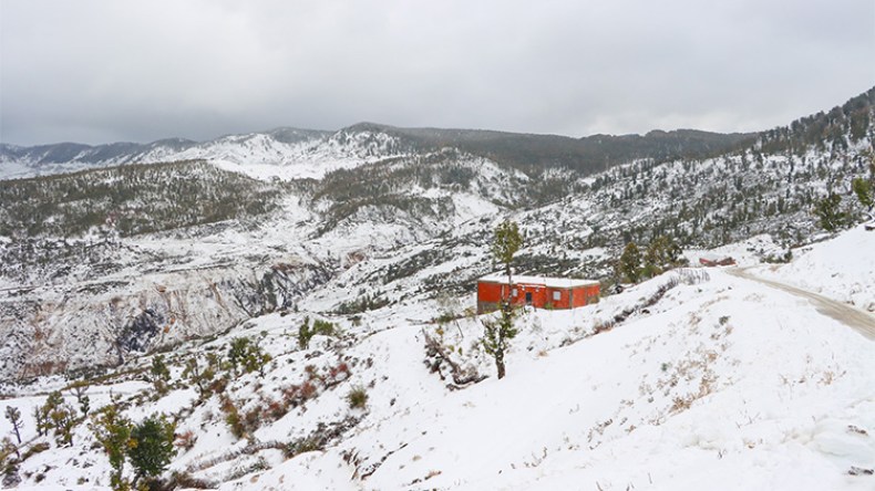 الثلوج تغطي المرتفعات وتبشر بموسم فلاحي جيد