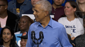 “تبدين جميلة لكنني متزوج”.. شاهد كيف مازح أوباما إحدى مؤيداته!