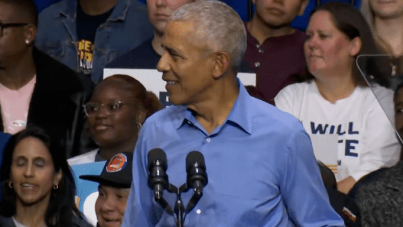 “تبدين جميلة لكنني متزوج”.. شاهد كيف مازح أوباما إحدى مؤيداته!