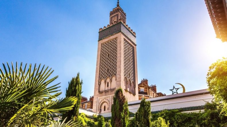 مسجد باريس يرفض تقريرا يستهدف المسلمين.. والإمارات وراء التمويل!