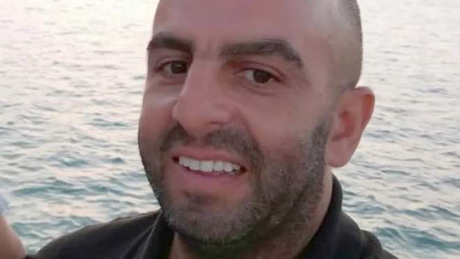 جزائري تصدّى لمجرم وأنقذ ركاب قطار في بريطانيا.. ما القصة؟