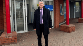 القنصل الجزائري في لندن يطلع على وضعية سمير زيتوني بالمستشفى