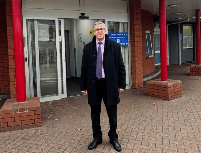 Le Consul Général d’Algérie à Londres s’enquiert de l’état de santé de Samir Zitouni