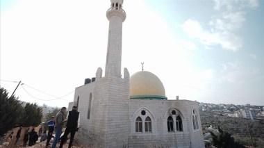 Palestine: Des colons israéliens illégaux incendient une mosquée en Cisjordanie occupée