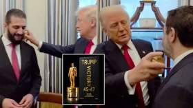 ترامب يهدي الشرع زجاجة عطر ويسأله سؤالا شخصيا!