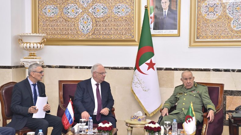 الفريق أول شنقريحة يستقبل مسؤول عسكري روسي رفيع