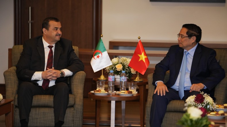 الوزير الأول لجمهورية فيتنام يستقبل الوزير عرقاب