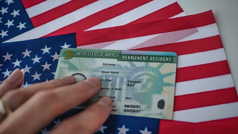 رسمياً.. إدارة ترامب تُعلّق إجراءات الهجرة لمواطني 19 دولة