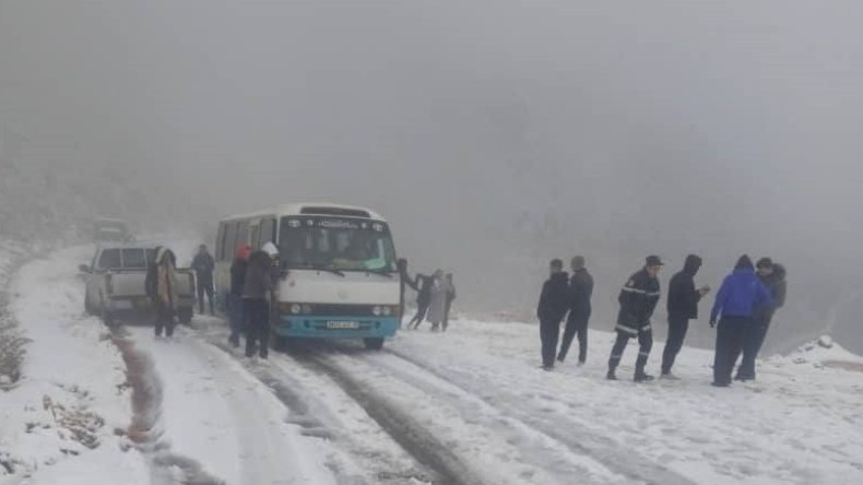 تقلبات جوية: إنقاذ 21 شخصًا عالقين في الثلوج بتيزي وزو