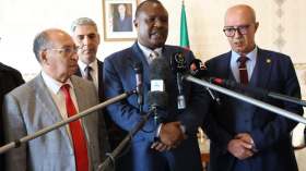 رئيس البرلمان الإفريقي يحل بالجزائر