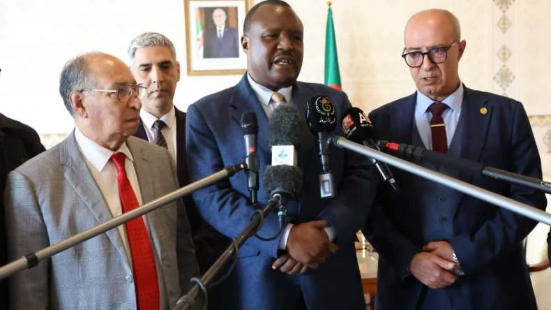 رئيس البرلمان الإفريقي يحل بالجزائر