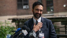 بالفيديو.. عمدة نيويورك الجديد يخوض تجربة الأكل الجزائري