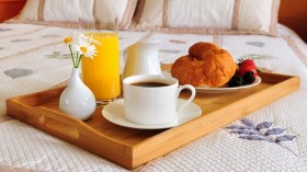 أمازالت الزوجة تستيقظ مع زوجها باكرا لتحضر له فطور الصباح؟