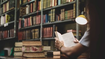 كتب قيمة تستعمل لديكور البيوت وليس لزينة العقول