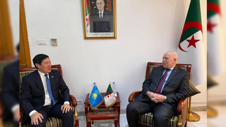 تعزيز التعاون بين الجزائر وكازاخستان في قطاعات الميكانيك والنسيج والحديد والصلب