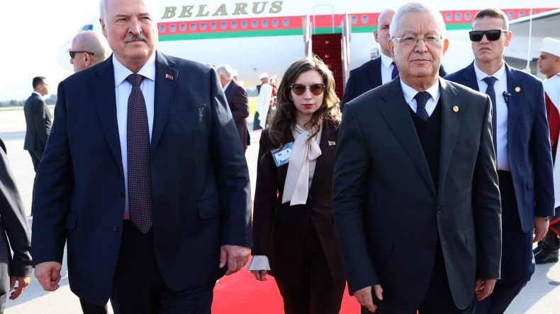 رئيس جمهورية بيلاروسيا في الجزائر (فيديو)