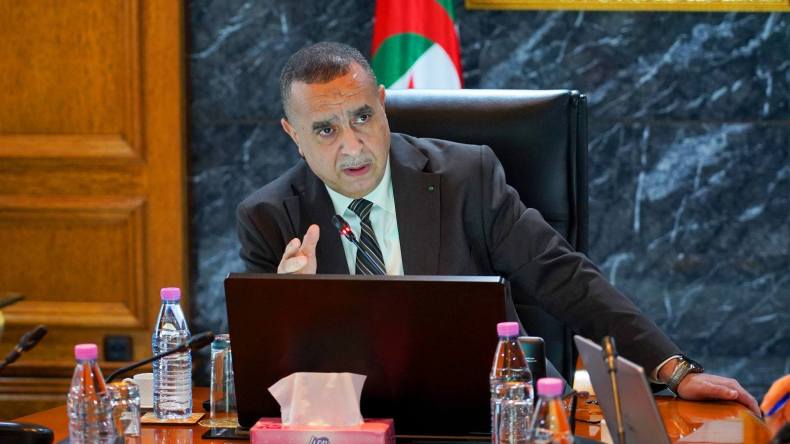 عجال يعقد اجتماعاً لمراجعة استراتيجية الطاقات المتجددة