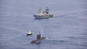 غواصة وقاطرة بحرية من الأسطول العسكري الروسي ترسو في ميناء الجزائر