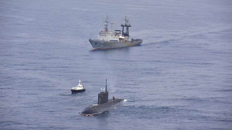 غواصة وقاطرة بحرية من الأسطول العسكري الروسي ترسو في ميناء الجزائر