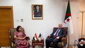 الجزائر والهند تبحثان توسيع التعاون الصناعي