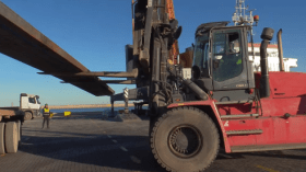 انطلاقًا من ميناء جن جن.. عملية تصدير ضخمة لبلاطات الحديد