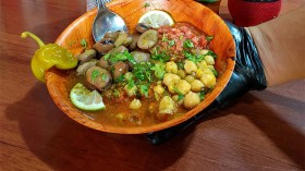 “العيش” و”الحمّص” و”الدوبارة”.. من البيوت إلى المطاعم الشعبية