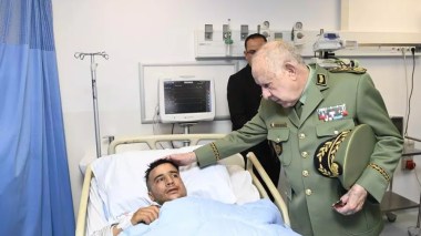 Le Général d’Armée Saïd Chanegriha au chevet des blessés de l’accident de Béni Abbès