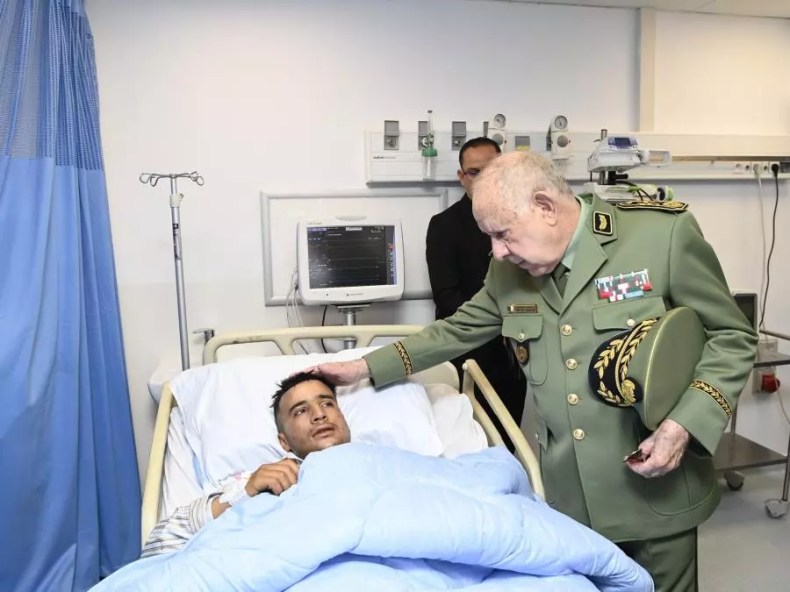 Le Général d’Armée Saïd Chanegriha au chevet des blessés de l’accident de Béni Abbès