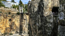 “أبكي مثل الأطفال عندما أشاهد القمامة في شوارع بلادي”