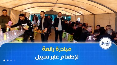 شباب متطوع ينصب خيمتين عملاقتين لإطعام 1200 عابر سبيل ببرج بوعريريج