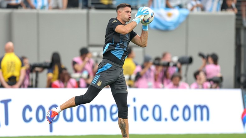 حارس منتخب الأرجنتين إيميليانو مارتينيز يحذّر من الجزائر