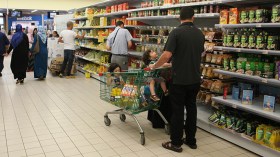 عائلات باشرت الاقتناء “المبكر” لحاجياتها الرمضانية