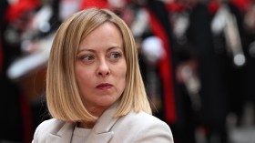 بالفيديو.. ميلوني تفاجئ فريق عملها بحديث ساخر بشأن السنة الجديدة!