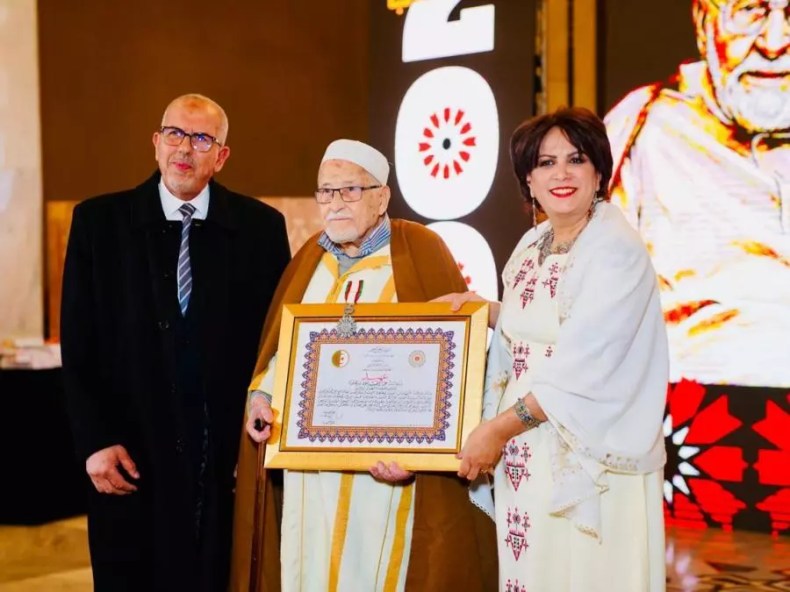 Le Président Tebboune décerne la médaille de l’Ordre du mérite national au rang de «Ahid» à l’érudit cheikh Mohamed Salah Seddik