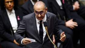 وزير داخلية فرنسا يعارض منع ارتداء القاصرات للحجاب.. وهذا ما قاله عن المسلمين