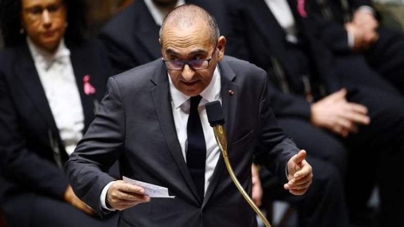 وزير داخلية فرنسا يعارض منع ارتداء القاصرات للحجاب.. وهذا ما قاله عن المسلمين