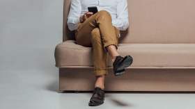 وضع ساق فوق آخر.. كيف يؤثر على صحتك؟!