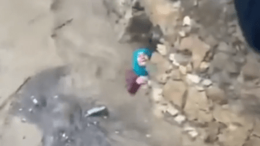 شاهد.. لحظة استثنائية لإنقاذ مغربية جرفتها السيول