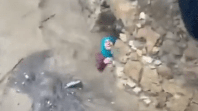 شاهد.. لحظة استثنائية لإنقاذ مغربية جرفتها السيول