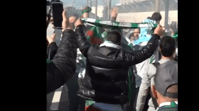 بالفيديو.. الجماهير الجزائرية تصنع أجواء رائعة أمام فندق “الخضر”