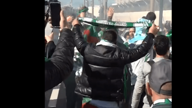 بالفيديو.. الجماهير الجزائرية تصنع أجواء رائعة أمام فندق “الخضر”