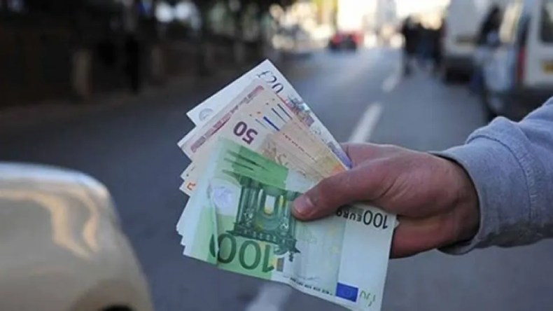 منحة السفر.. تعليمات بنكية جديدة تضبط تسديد حق الصرف بالدينار الجزائري