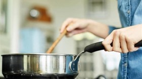 أزواج يدمنون على وجبات المطاعم ويرفضون الأكل المنزلي