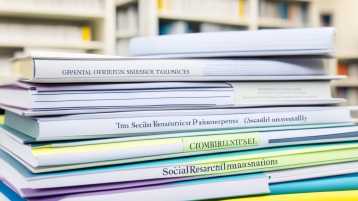 مجلاّت تُحوِّل العِلْم إلى تجارة عَفِنة!