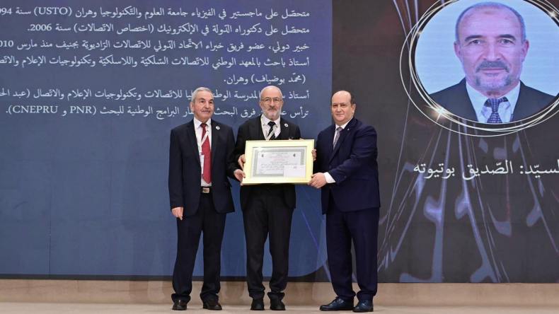 الوزير الأول يشرف على تسليم جائزة رئيس الجمهورية للأدب واللغة العربية