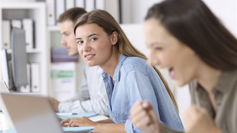 5 أنواع من زملاء العمل تجنب الاختلاط بهم