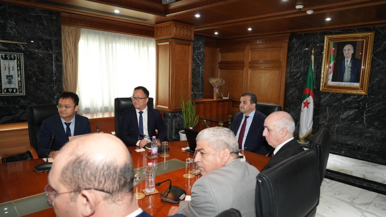 عرقاب يبحث مع مجمع “أنتون” الصيني تطوير حقول المحروقات باستخدام التكنولوجيات الحديثة