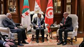 عطاف يشارك في اجتماع ثلاثي حول ليبيا